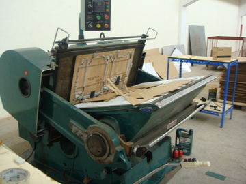 ورق مقوّى corrugated يدويّ مسطّح يغضّن و die-Cutting آلة 5.5kw/7.5kw